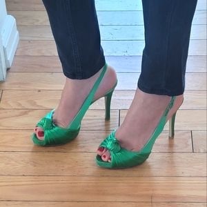 Satin emerald open toes Nine West 👠 heels. Size 7